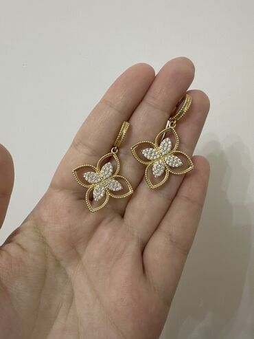 tek qas qizil uzukler: Sırğa