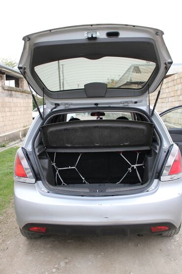 Kia: Kia Rio hatchback – gümüşü rəngdə, 5 qapılı şəhər avtomobili. Xarici — 9
