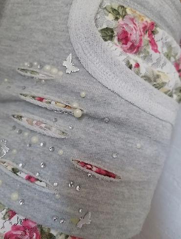 viscoza: Ženske šorts trenerke – sivi melir sa cvetnim detaljima - Model — 3