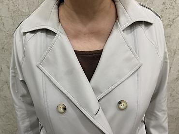 drap palto modelleri: Açıq boz(ağ tonlarda) rəngdə uzun trençkot - Qiymeti 10 Azn - Ölçü -L — 6