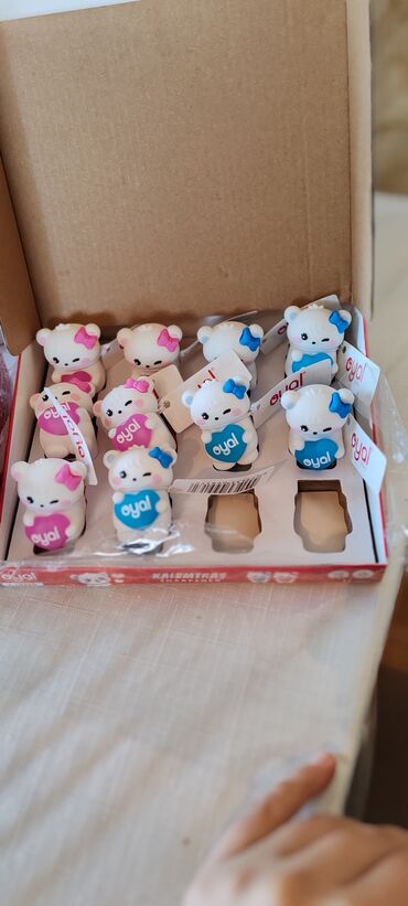 Uşaqlar üçün digər mallar: Hər növ məktəb ləvazimatları satılır — qələm, dəftər, pozan, xətkeş — 11