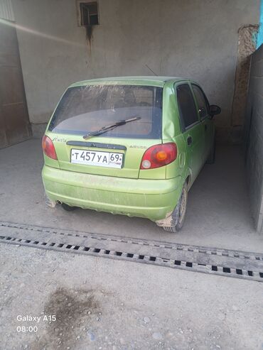 самые дешёвые авто: Хэтчбек Daewoo Matiz зеленого цвета, оснащенный четырьмя дверями для