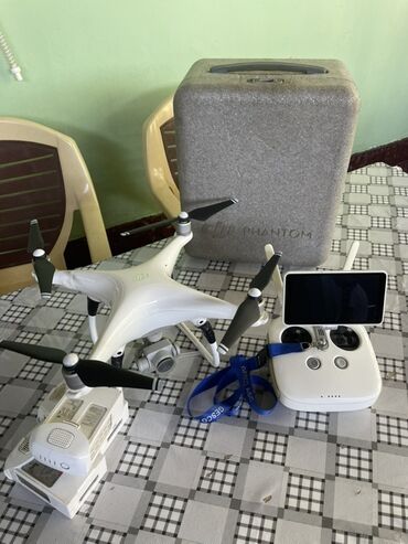 DJI Phantom dronu ağ rəngdədir və dörd pərlə təchiz edilmişdir. Dronu