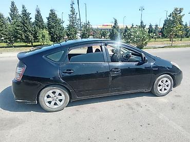 nolyeddi şəkilləri: Toyota Prius (2-ci nəsil) hibrid hetçbek - Rəng: qara - Kuzov: 5 — 3