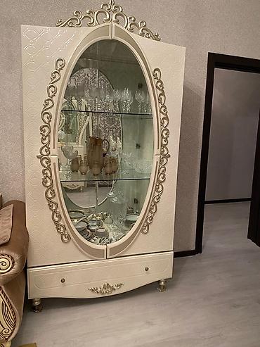 şuşəli dolab vitrini: Klassik üslubda vitrin şkaf - Rəng: krem/ivori, qızılı ornamentlərlə — 1