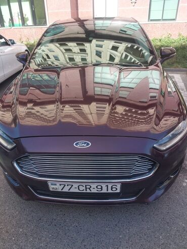 sebet masin: Ford Fusion markalı tünd qırmızı avtomobil. Avtomobilin ön hissəsində