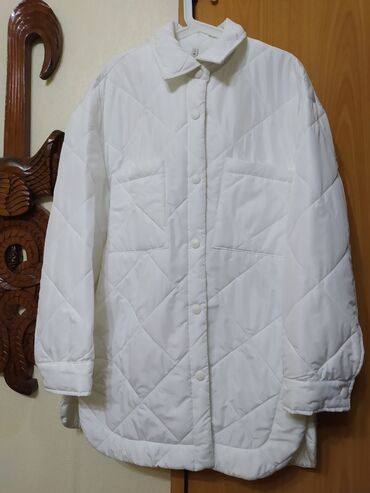 Демисезонные куртки: Продаю шикарную белоснежную курточку, производство Италия,размер — 3