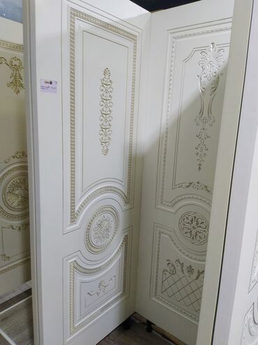 Seyflər: Ağ rəngdə, üzərində zərif oymalar olan daxili qapı. Bu qapı, klassik