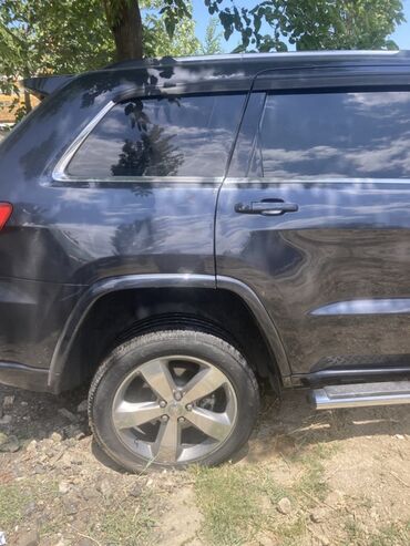 Jeep: Jeep Grand Cherokee – yaş asfalt rəngli, tam ölçülü SUV — 4