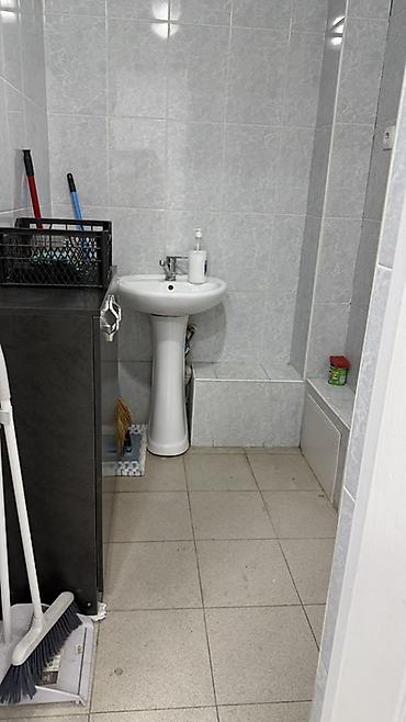 офисный уголок: Продается помещение под бизнес.70кв/м, есть сан узел. мебель в — 5