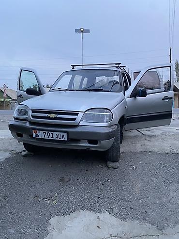 запаска шин: Chevrolet Niva: 2004 г., 1.7 л, Кол менен иштөөчү, Бензин, Кроссовер — 2