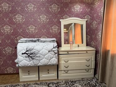 сундучок для украшений и косметики: Продаётся 2 тумбочки и зеркало с тумбой можно и отдельно 2шт тумбы