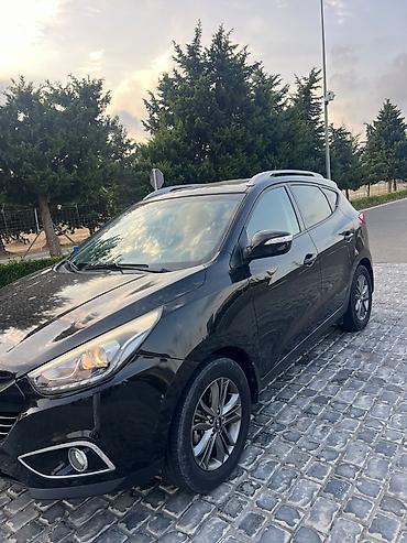 bora: Hyundai ix35, qara rəng, benzinli krossover. Xüsusiyyətlər: - — 10