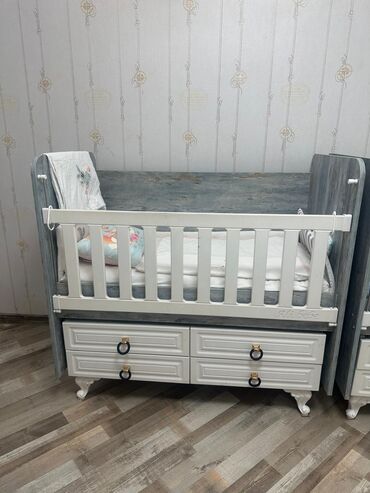 Mebel: Oğlan və qız üçün, İşlənmiş, Dördbucaq, Beşik, Dəstsiz, Matras ilə, Yellənmə mexanizm ilə