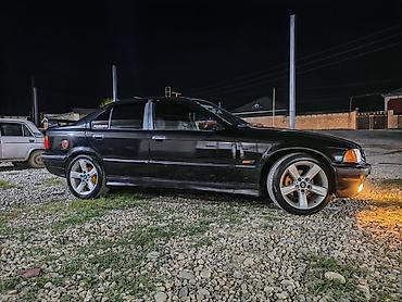 BMW: BMW 3 Series E36 sedan – tünd qara rəngdə, aerodinamik arxa spoylerli — 1
