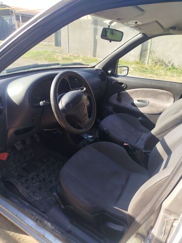 цена домкрата для легкового автомобиля: Mazda 121: 2001 г., 1.3 л, Механика, Бензин, Хэтчбэк