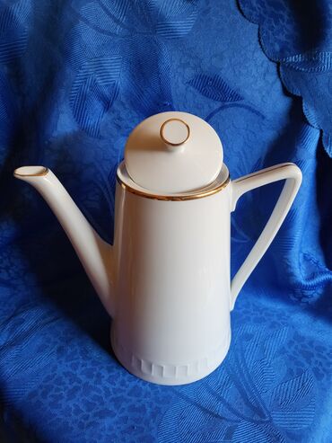 Čajnici: Bokal nov 70te Poljska wawel porcelan. Visina. 21cm na lalafo.rs — 1 Čajnici: Bokal nov 70te Poljska wawel porcelan. Visina. 21cm — 1