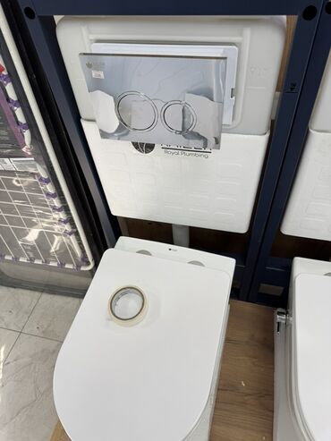 Водонагреватели: Белый подвесной унитаз Royal Plumbing с бачком для скрытого монтажа