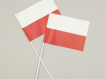 Dwie używane flagi Polski w idealnym stanie. Flagi są biało-czerwone