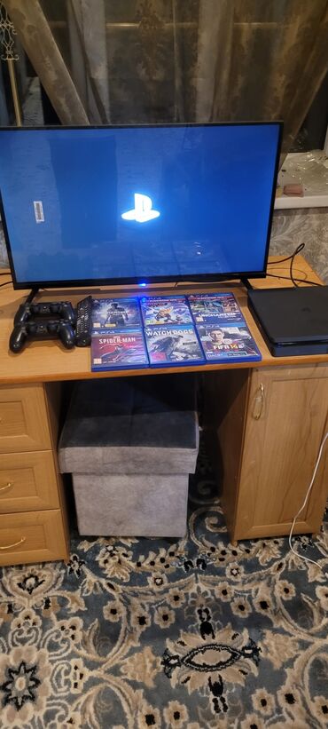 стиральная машинка б: В комплекте игровая консоль Sony PlayStation 4 Slim в черном корпусе