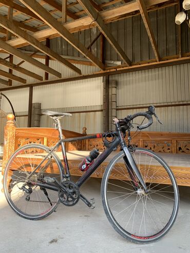 шоссейный велосипед для города: Шоссейный велосипед ! Очень легкий,весит всего лишь 3-4кг Город Ош