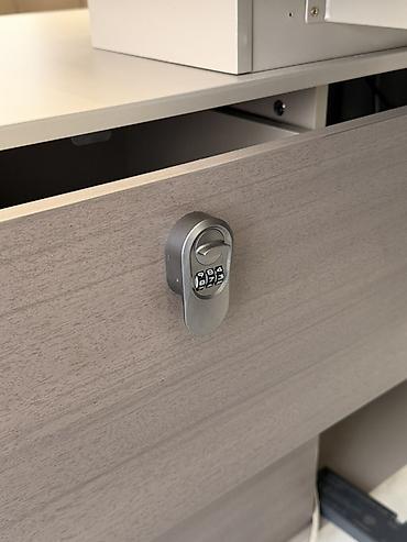 дизайн мебель: Стол руководителя с подсветкой и MagSafe (беспроводная зарядка) — 4