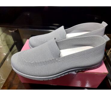 обувь для купания: Продаю туфли,женские,новые. Цвет серый. Размер 40. Лучше писать на