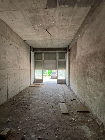 Digər kommersiya daşınmaz əmlakı: Obyekt – çoxmərtəbəli yaşayış kompleksinin 1-ci mərtəbəsində yerləşən — 8