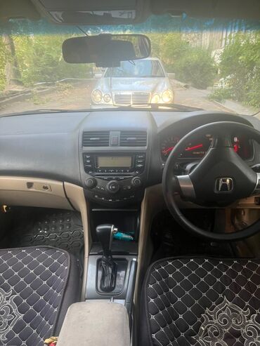хонда акорд тар: Элегантный седан Honda Accord в темно-сером цвете, оснащенный черным