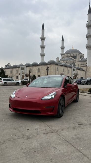 tesla model x: Электромобиль Tesla Model 3 в эффектном красном цвете. Данная модель