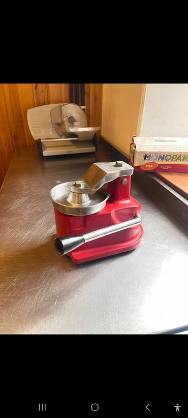 Сковородки: Manual hamburger press – metal korpuslu, qırmızı gövdə. - Burger