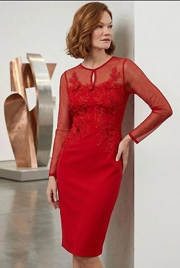 Elegantna crvena haljina midi dužine, kroja olovka. Gornji deo ukrašen na lalafo.rs Elegantna crvena haljina midi dužine, kroja olovka. Gornji deo ukrašen