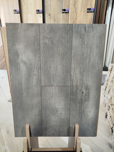kafel metlax ucuz qiymete: Sənaye üslubunda boz rəngli laminat döşəmə paneli. - Rəng və
