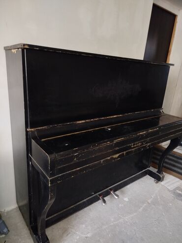 цифровое фортепиано: Пианино вертикальное (акустическое), классический черный корпус с