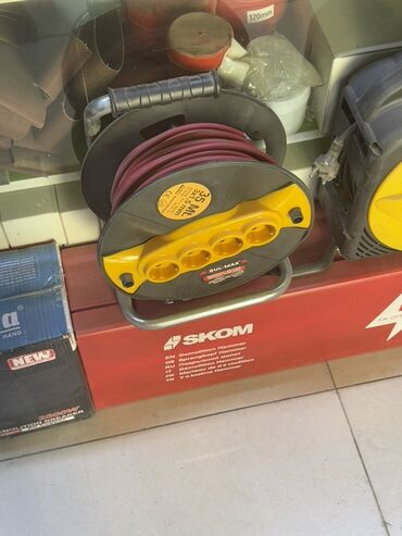 ucuz linoleum: Dörd çıxışlı, 35 metrlik qırmızı kabelə malik Bul-Max kabel makarası