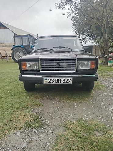2107 most: VAZ 2107, sedan, tünd qəhvəyi rəng. Klassik kvadrat dizaynlı kuzov — 1