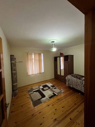 Uzunmüddətli kirayə mənzillər: Geniş və işıqlı otaqlar, taxta döşəmələr və pəncərələrdə jalüz — 11