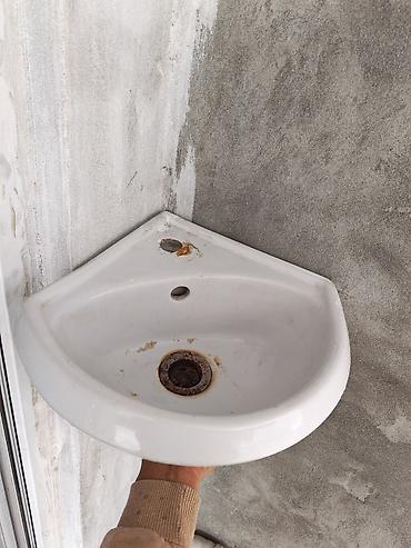parda tul: Künc tipli keramika əlüzyuyan lavabosu altlıqıda var - Divara — 1