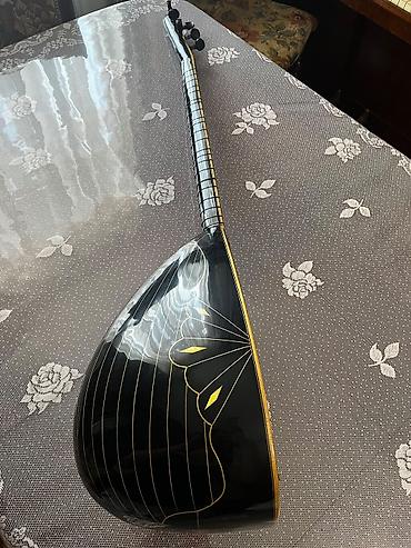 ucuz saz: Elektrikli saz - Korpus: armud formalı, parlaq qara lak örtük; arxa — 2