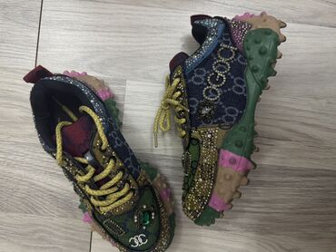 Məktəbli forması: - Ölçü: 36 - Rəng və material: çoxrəngli kombinasiyalı (yaşıl, qızılı