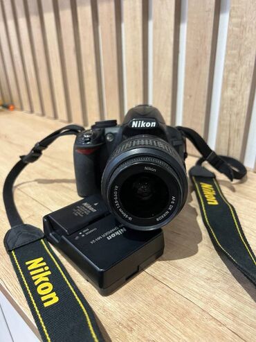 куплю старые фотоаппарат: Продаю фотокамеру Nikon D3100 + сумка + штатив. Все вместе всего за