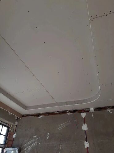 Alçipan: Peşəkar alcipan ustası Alçipan işləri görülür: • Arakəsmə • Asma tavan — 7