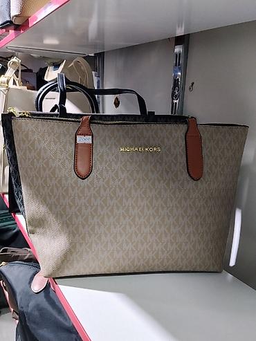 Сумка-тоут Michael Kors - Модель: большой тоут с верхней молнией - at lalafo.kg Сумка-тоут Michael Kors - Модель: большой тоут с верхней молнией -