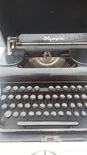 Ofis ləvazimatları: Məhsul: Olympia mexaniki yazı makinası (köhnə model), daşıma çantalı — 2