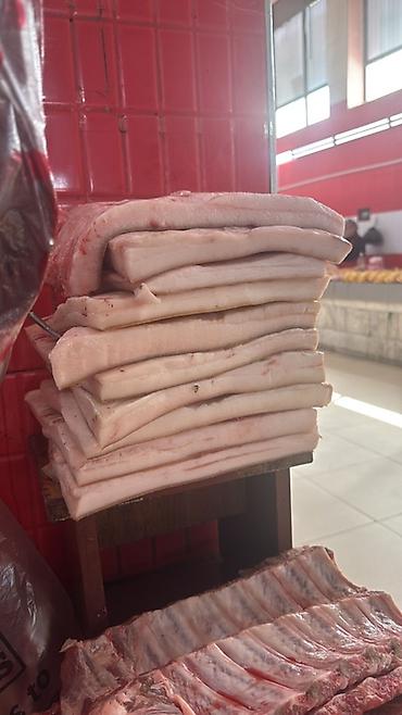 Свинина: СВИНИНА

猪肉。家养猪肉，非常美味。每天都有新鲜猪肉供应。

现有以下部位：
	•	后腿肉
	•	前腿肉
	•	猪排和排骨
	•	五 — 9