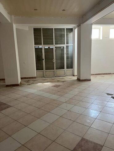 Digər kommersiya daşınmaz əmlakı: 20 Yanvar metrosuna qalxan yolda, 3 cü mikrorayon dairəsi ilə üz-bəüz — 10