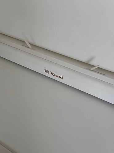 Musiqi alətləri: Roland rəqəmsal pianino – ağ korpus, 88 klaviş, inteqrə olunmuş stend — 2