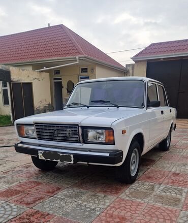 VAZ (LADA): VAZ 2107 sedan Xüsusiyyətlər: - Kuzov: 4 qapılı sedan, ağ rəng - — 9