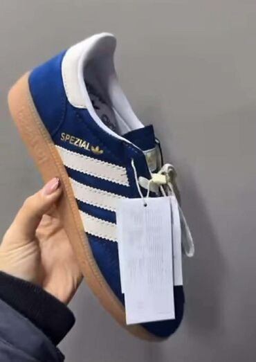 Women's Sneakers and athletic shoes: 40 — 4