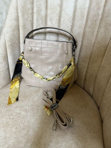 Əl çantası, Charles & Keith